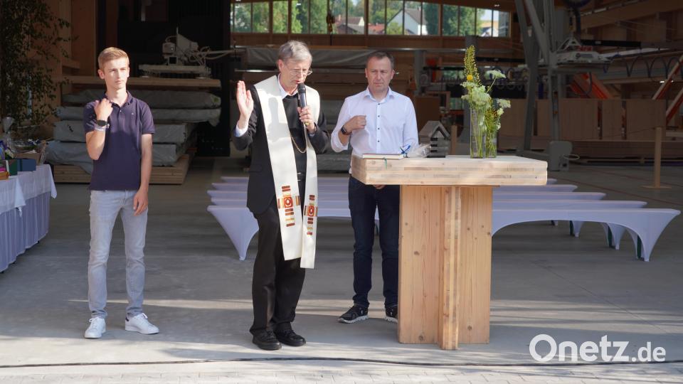 Der Waldthurner Pfarrer Norbert Götz segnet die neue Fertigungshalle von Riedl Holzbau. Anschließend erhielt er von Firmenchef Alexander Riedl (rechts) eine Spende von 2000 Euro für die Wallfahrtskirche am Fahrenberg und den Kindergarten Waldthurn. Bild: fvo
