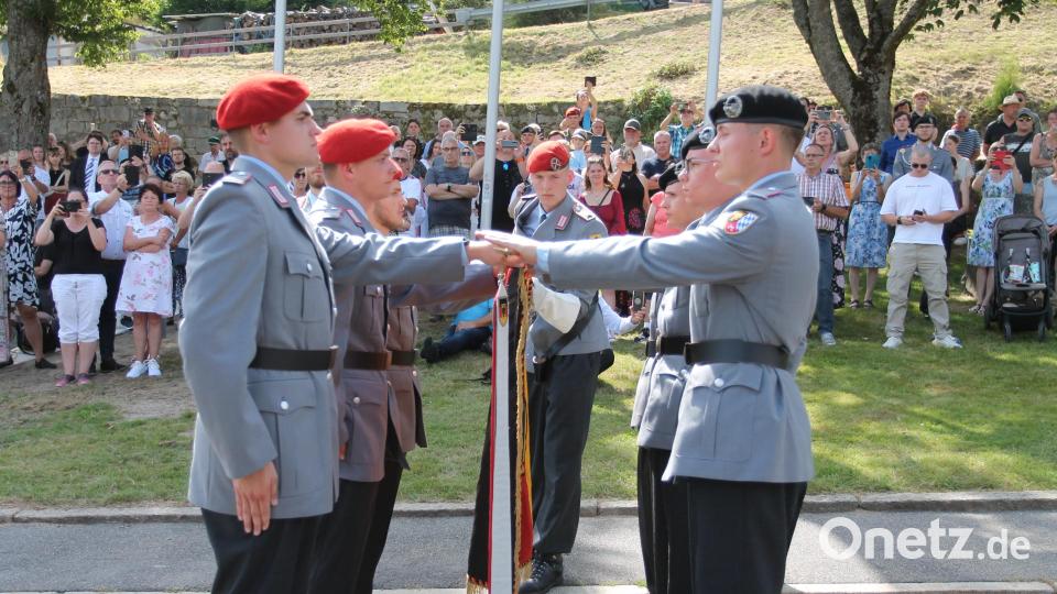 Die jungen Soldatinnen und Soldaten leisten den Eid. Bild: pi