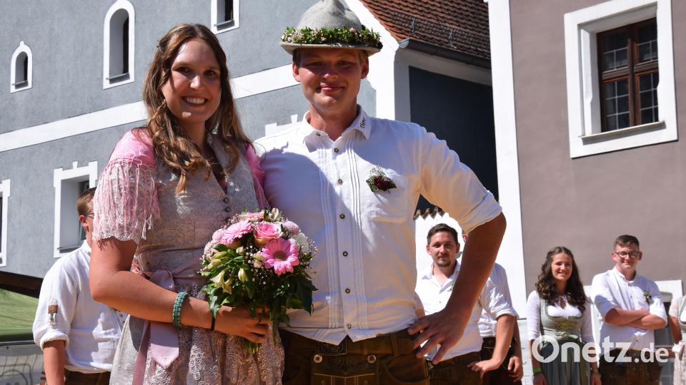 Zum neuen Oberkirchweihpaar wurden Magdalena Geitner und Thomas Wolfsteiner beim Austanzwalzer gekürt. Bild: bö