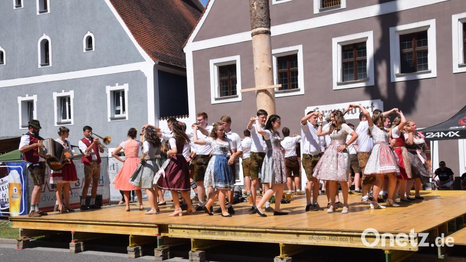 20 Paare tanzen in Hohenburg am Marktplatz zur Musik des Geschwister-Trios Bayer den Kirwabaum aus. Bild: bö