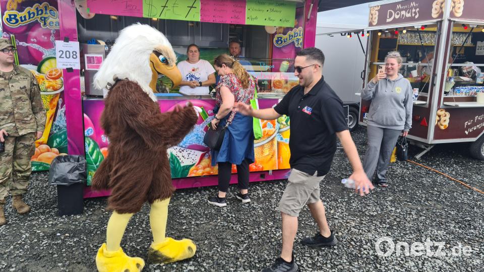 Der Adler ist das Wappentier der USA. Auf dem Volksfest tanzt er mit einem US-Bürger. Bild: sne