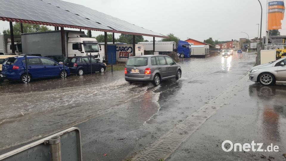 In der Industriestraße in Rosenberg sammelte sich das Wasser, der Verkehr konnte zeitweise nur noch sehr langsam fließen. Bild: Jonas Stark/exb