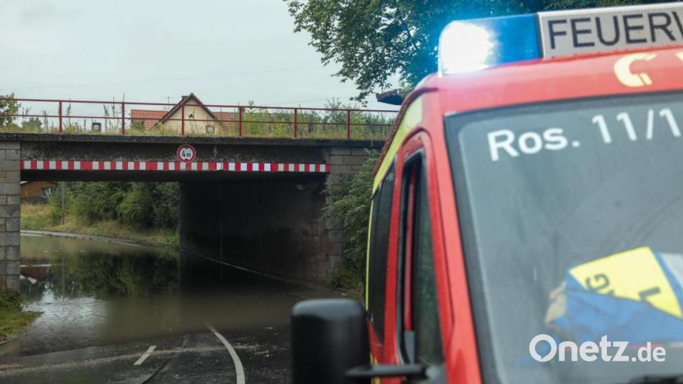 Nach Starkregen wurden am Donnerstag, 1. August, Straßen in Rosenberg überschwemmt. Auch die Bahnunterführung in der Rosenbachstraße lief voll, weil die Kanalisation mit den Wassermassen überfordert war. Bild: Wolfgang Steinbacher