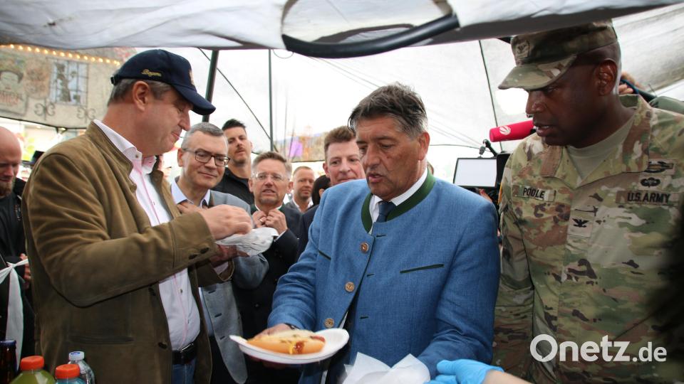 Söder isst: Der Ministerpräsident und Bürgermeister Edgar Knobloch gönnen sich einen Chillie-Cheese-Hot-Dog. Bild: sne