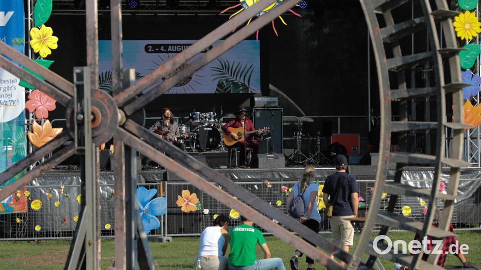 Rund um das Wasserrad auf dem Landesgartenschaugelände feiert Amberg noch bis Sonntag, 4. August, den Sommer in der Stadt mit einem Open-Air-Festival. Bild: Wolfgang Steinbacher