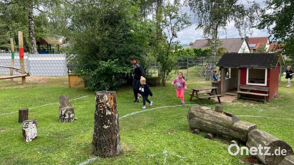 Die Kinder durchliefen einen Parcours im Kindergarten in Hütten. Pro geschaffte Runde spendeten die Eltern. Bild: sne