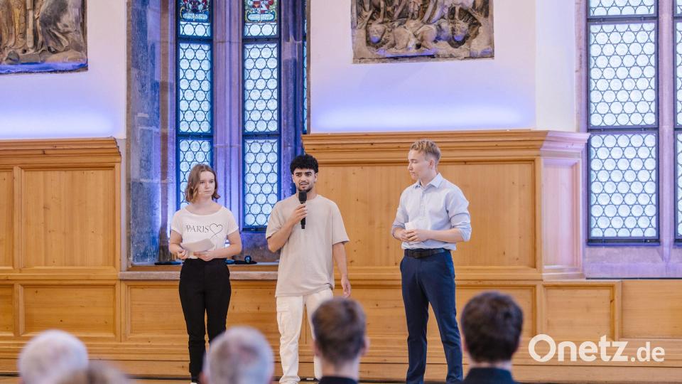 Mohabullah (Mitte), Schüler der 11. Klasse an der FOSBOS Amberg, wurde für sein Engagement im historischen Rathaussaal in Nürnberg geehrt. Bild: StMUK/Thomas Langer/exb