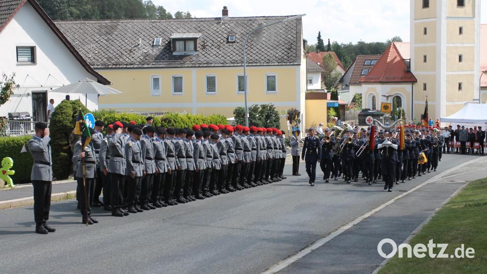 Das Luftwaffenmusikkorps Erfurt eröffnet das Gelöbnis und zieht an den Rekrutinnen und Rekruten vorbei. Bild: pi