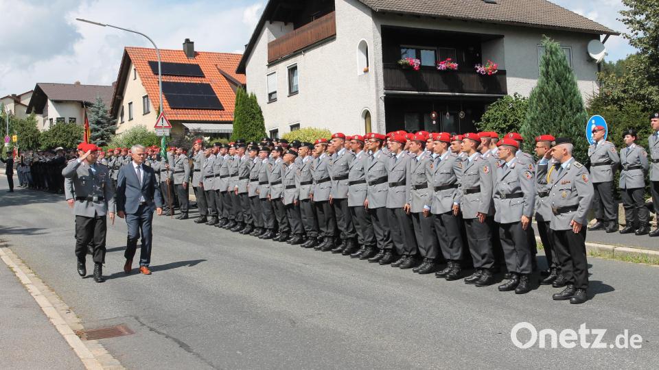 Oberstleutnant Stefan Zadlo und Bürgermeister Thomas Meiler schreiten die Formation ab. Bild: pi