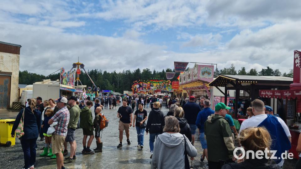 Nach einem großen Regenschauer füllte sich der Festplatz schnell. Bild: sne