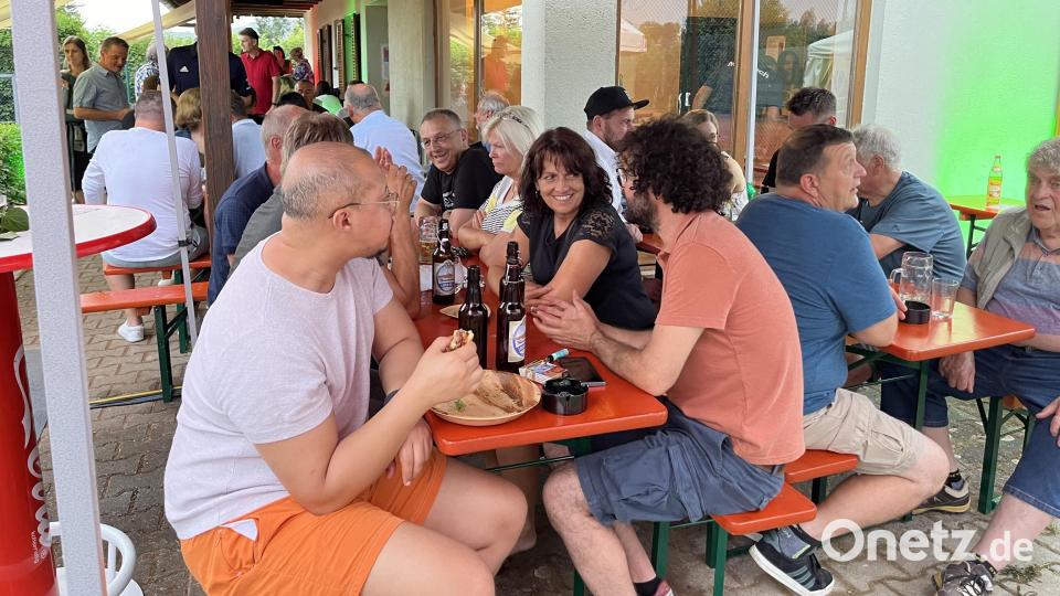 Erstmals bot der Tennisclub Moosbach einen
„Mediterraner Abend“ auf der Tennisanlage in Moosbach an. Super gelaufen ist „Bella Italia“. Bild: Peter Garreiss