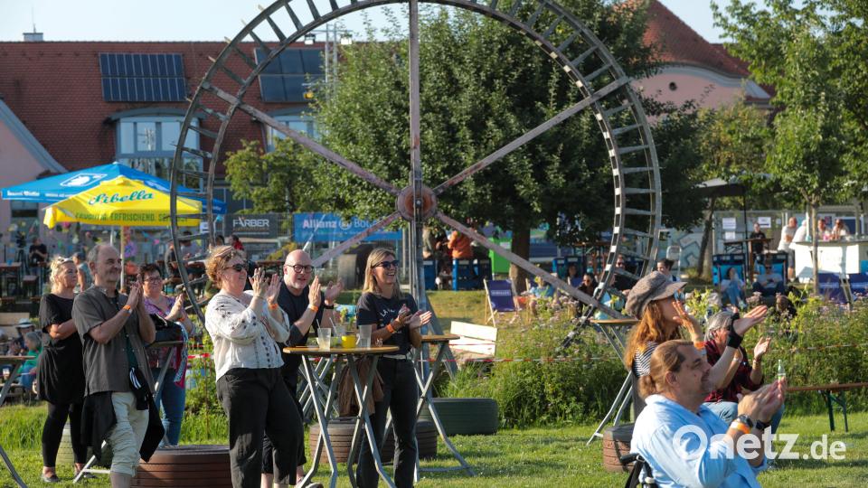 Applaus für großartige Musik auf der Hauptbühne. Die gehörte später am Freitagabend auch noch den Stars von &quot;Arrested Development&quot;. Bild: Wolfgang Steinbacher