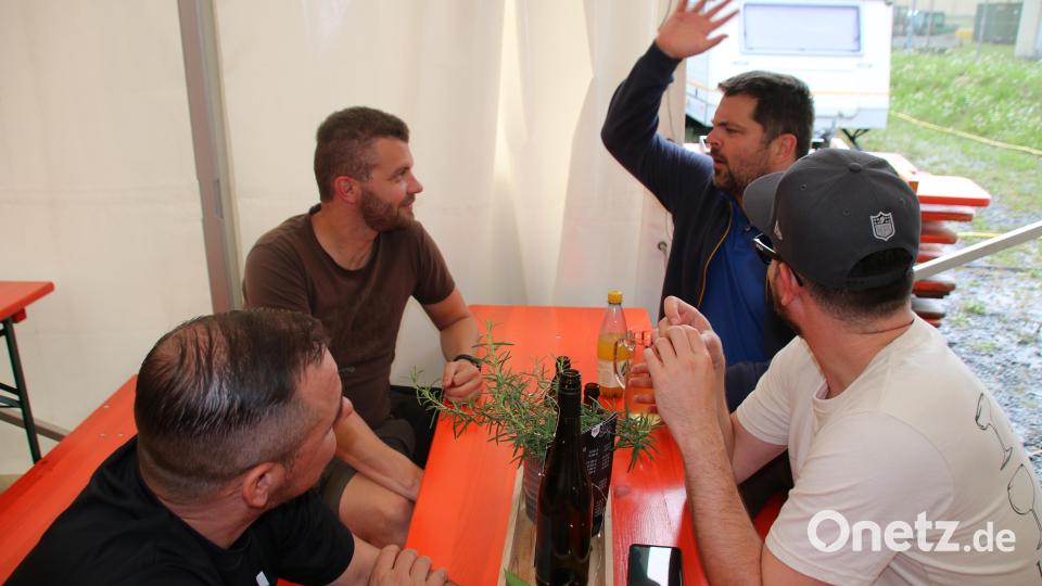 In den vielen Zelten wurde angeregt diskutiert. Bild: sne