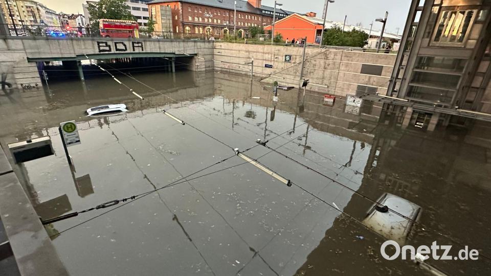 Erneut sind bei einem heftigen Unwetter Autofahrer in Nürnberg in überfluteten Unterführungen steckengeblieben. (Symbolbild) Bild: NEWS5/dpa