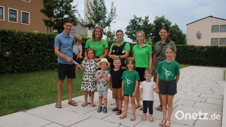Extremsportler Manuel Palecki übergibt 350 Euro an das Kinderturnen. Weitere 350 Euro bekommt der Kindergarten in Hütten. Bild: sne