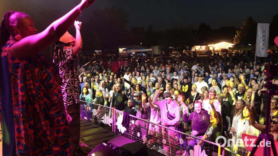 Die Hip-Hop Legenden aus Georgia beim Festival in Amberg: Arrested Development am Freitagabend auf der Mainstage im Landesgartenschaugelände. Bild: Wolfgang Steinbacher