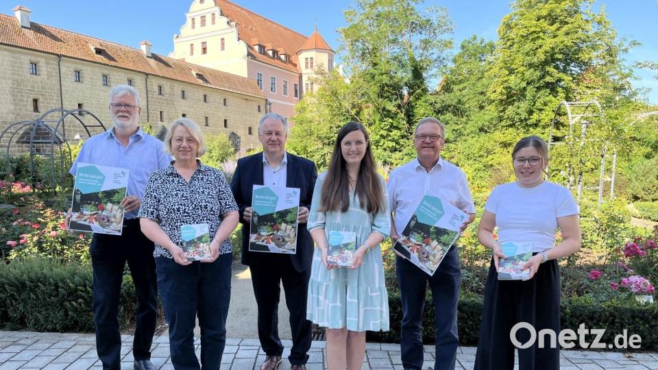 Die neue Direktvermarkterbroschüre ist da. Gut neun Monate sind von der Idee bis zur Präsentation des Heftes im Rosengarten vergangen. 
Von links: Behördenleiter Harald Gebhardt und Ursula Eckl (beide AELF Amberg-Neumarkt i.d.OPf.), Landrat Richard Reisinger, Regionalmanagerin Katharina Schenk, Bürgermeister Martin J. Preuß (Amberg) und Annika Reich (Öko-Modellregion Amberg/Amberg-Sulzbach). Bild: Christine Hollederer