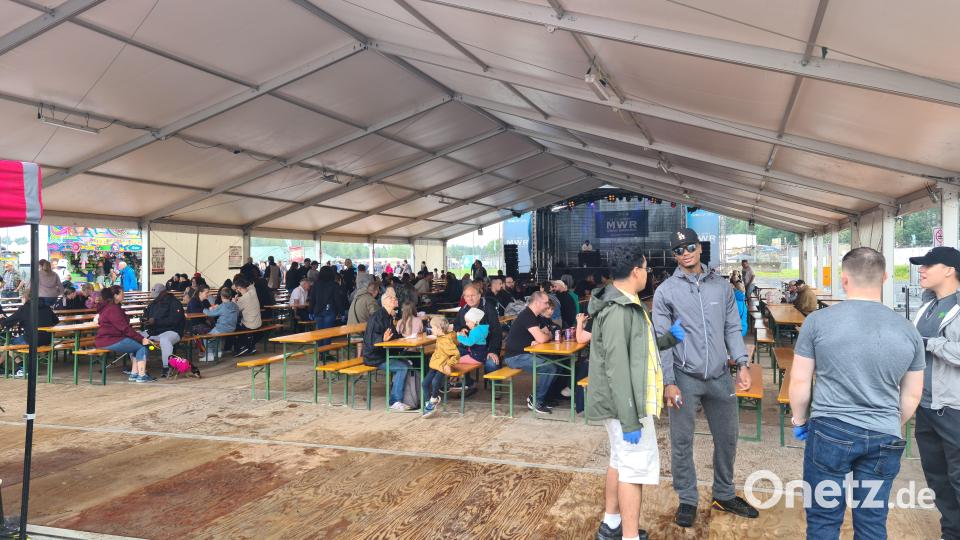 Das MWR-Zelt ist das Pendant zum bayerischen Bierzelt. Dieses Mal ist es an zentraler Stelle aufgebaut. Bild: sne