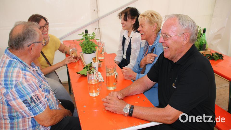 Diesmal nicht im großen Bierzelt sondern im kleinen Weinstand sorgen der DAGA mit Präsident Helmut Wächter (rechts) für gute Stimmung. Bild: sne