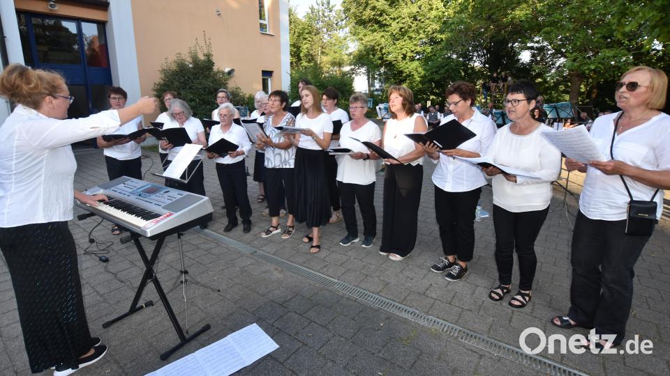 Die Damen der vereinigten Kirchenchöre beeindruckten mit mehreren Liedern, die Julia Schmidt mit ihnen eingeprobt hatte. Bild: no