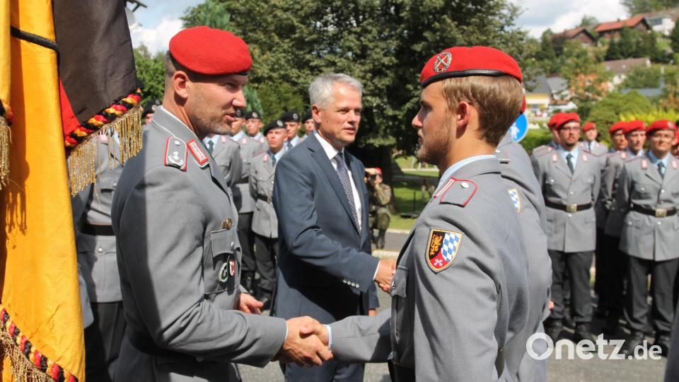 Oberstleutnant Stefan Zadlo und Bürgermeister Thomas Meiler gratulieren und bedanken sich. Bild: pi