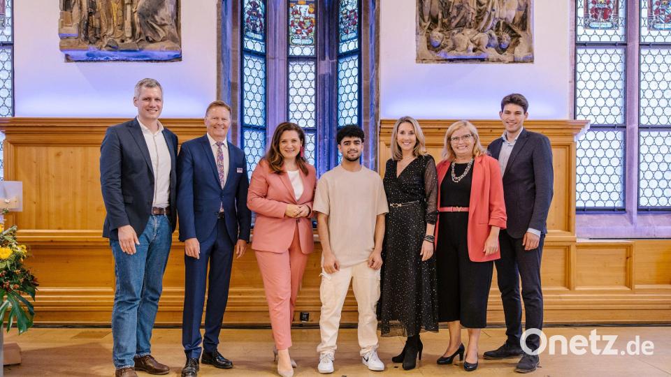 Mohabullah, Schüler der 11. Klasse an der FOSBOS Amberg, wurde für sein Engagement im historischen Rathaussaal in Nürnberg geehrt (von links): Christian Zwanziger, MdL, Norbert Dünkel, MdL, Cornelia Trinkl, Referentin für Schule und Sport der Stadt Nürnberg, Mohabullah. Anna Stolz, Bayerische Staatsministerin für Unterricht und Kultus, Gabi Schmidt, MdL – Beauftragte der Bayerischen Staatsregierung für das Ehrenamt und Kristan Freiherr von Waldenfels, MdL. Bild: StMUK/Thomas Langer/exb