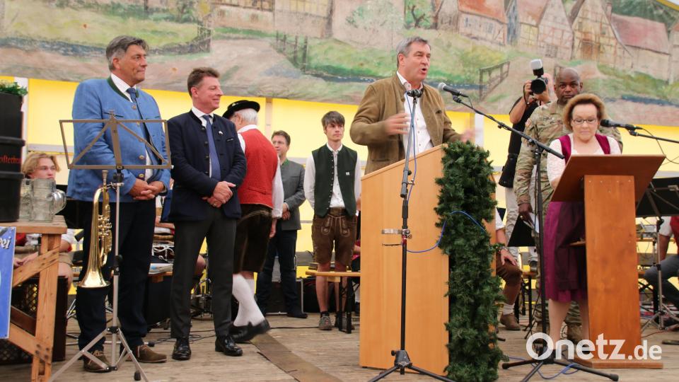 Söder fühlt sich im Bierzelt wohl - Seine Eröffnungsrede hielt er komplett auf Englisch. Bild: sne