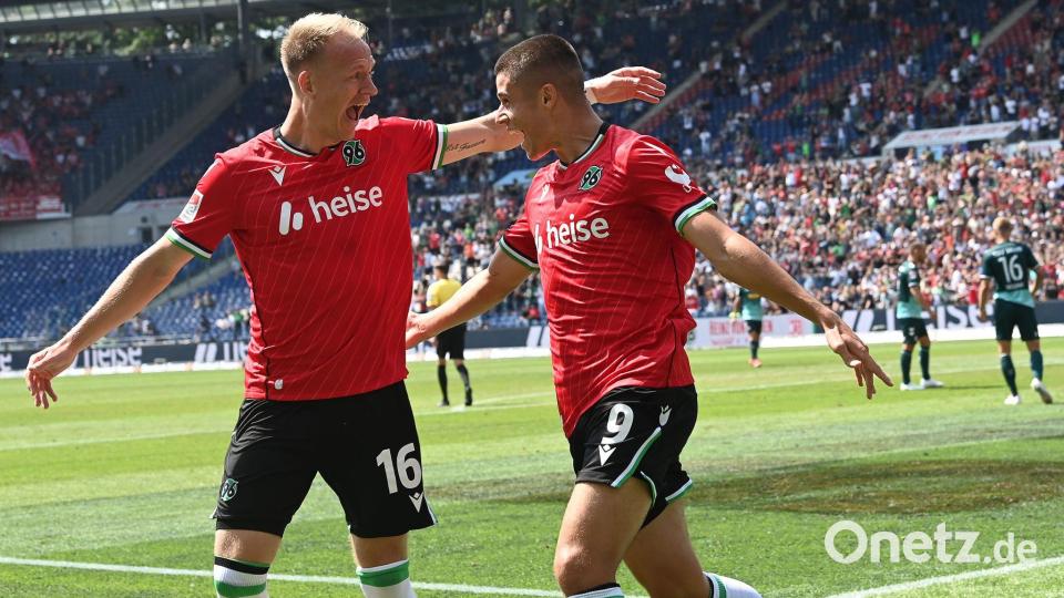 Hannover 1:0-Schütze Nicolo Tresoldi (r) mit Vorlagengeber Harvard Nielsen Bild: Swen Pförtner/dpa