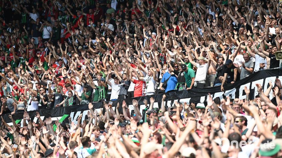 Stimmung auf der Tribübe in Hannover Bild: Swen Pförtner/dpa