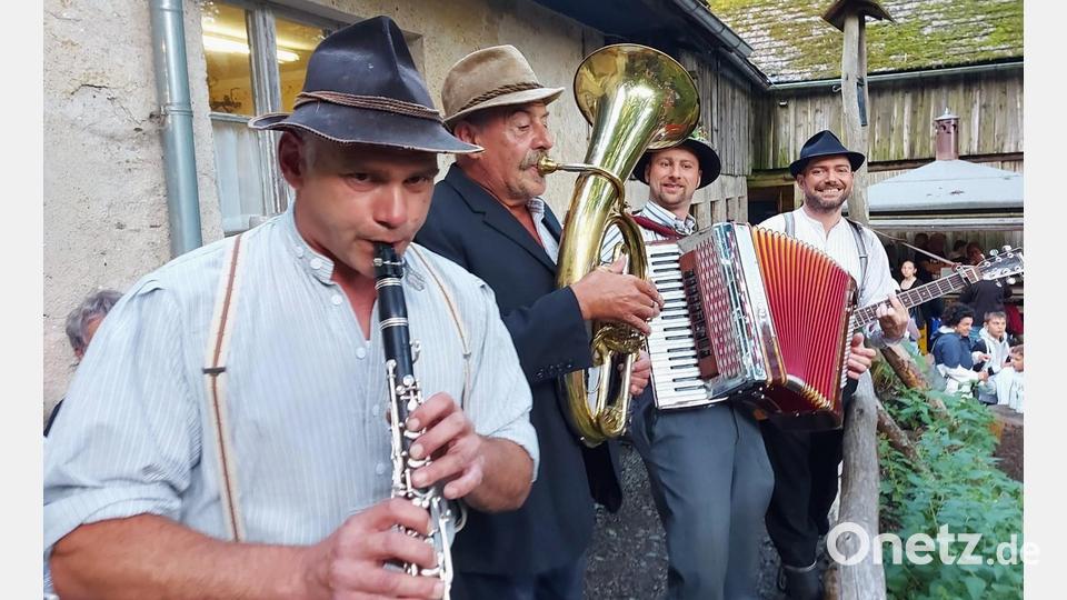 Sowohl im Hof des Bergweberanwesens als auch auf der Bühne sorgen die Paschermusikanten für Stimmung. Bild: lg