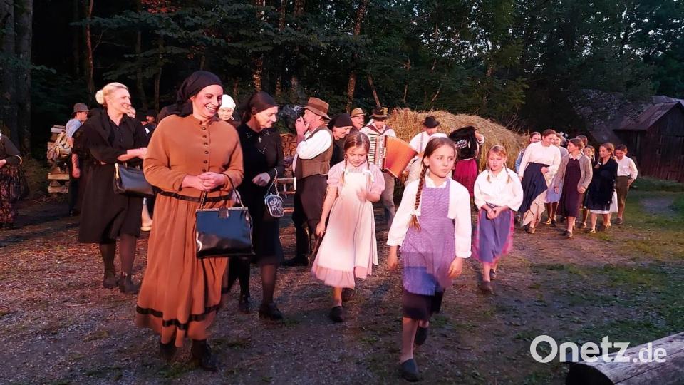 Lebendige Volksszenen wie hier beim Auftakt zum Johannesfest sind ein Trumpf der Inszenierung am Eulenberg. Bild: lg