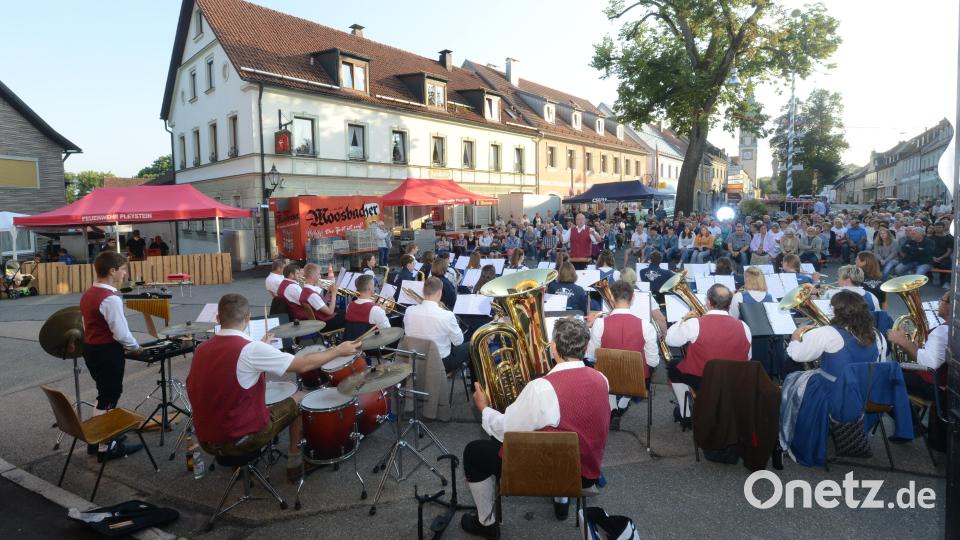Das Große Vereinsorchester Waidhaus sorgt bei der Serenade in Pleystein für schöne Melodien rund um den Marktplatz. Bild: bey