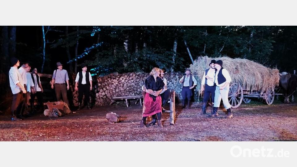 Wanka (Magdalena Höcherl) und Adam (Herbert Spichtinger) als verliebtes Paar. Die Baldowerin gibt bei den männlichen Schmugglern den Ton an. Bild: lg