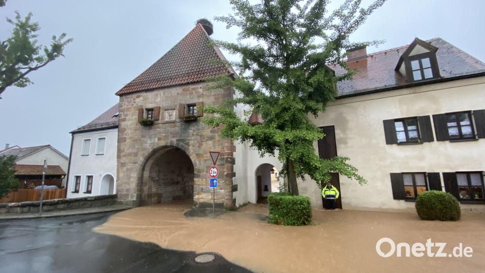Durch das Amberger Tor lief das Wasser in den Marktkern von Hahnbach. Bild: upl