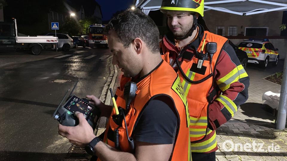 Eine Drohne der Feuerwehr beobachtete die Lage in Hahnbach von oben. Bild: upl
