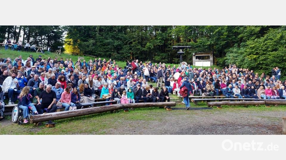 Spannung vor der Premiere: Die Ränge auf der Zuschauertribüne sind gefüllt. Bild: lg