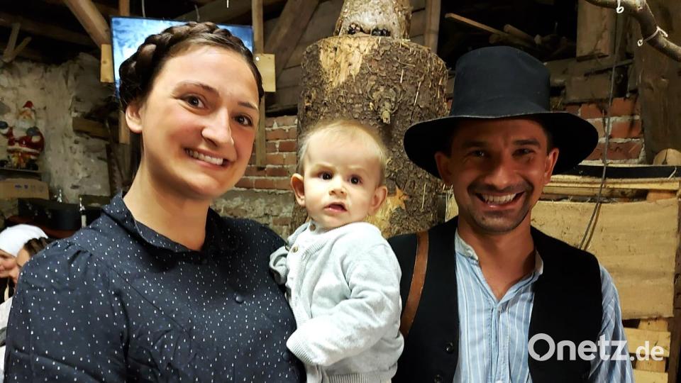 Die Familie Ebnet mit ihrem Sohn als jüngsten Darsteller der diesjährigen Pascherinszenierung. Bild: lg