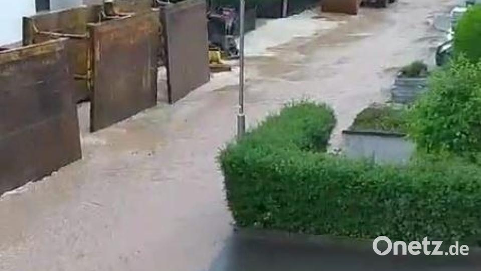 Im Amberger Stadtteil Ammersricht steht die Hauerstraße unter Wasser Bild: Heinrich Mirz
