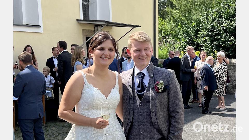 Mit ihren Gästen strahlten Theresa und Jan Schäfer um die Wette. Bild: nza