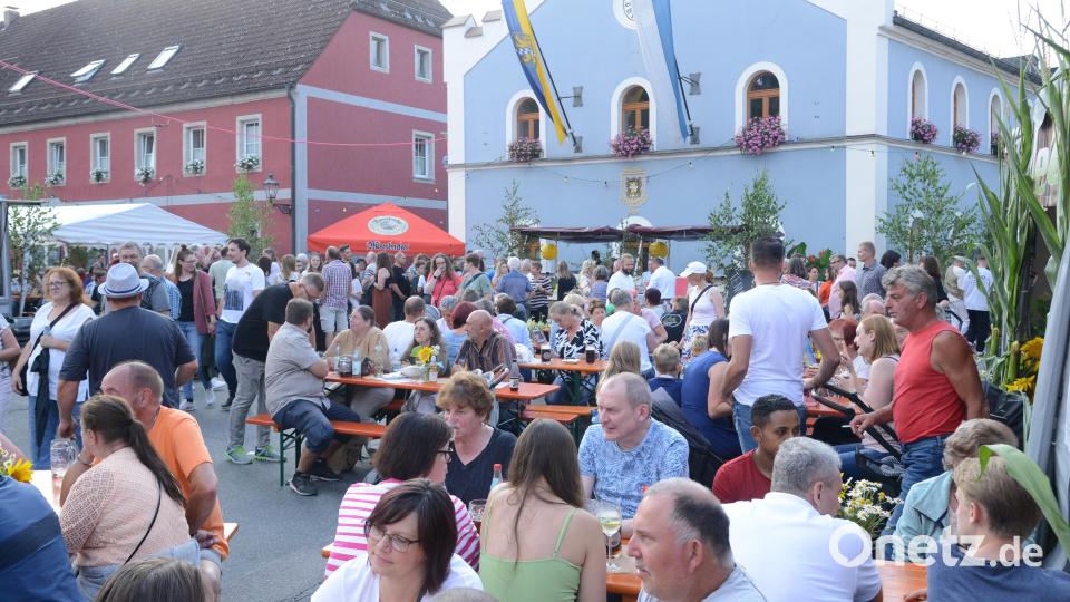 Der Platz vor dem Pleysteiner Rathaus ist von Beginn an der Treffpunkt für die Besucher, in den Zelten daneben gibt es österreichische Spezialitäten. Bild: bey