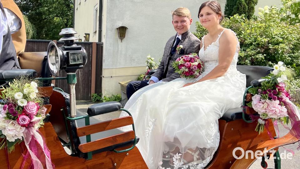 In einer prachtvollen Kutsche fuhren Theresa und Jan Schäfer vor. Bild: nza