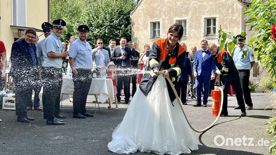 Mit einer Kübelspritze mussten Theresa und Jan Schäfer einen Tennisball von einem Verkehrskegel herunterspritzen. Bild: nza