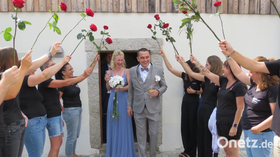 Nach der Trauung dürfen Jürgen und Nadine Füssl durch ein Spalier an roten Rosen schreiten. Die Belegschaft von &quot;d&#039;Wirtschaft&quot; ließ sich bei der Hochzeit ihres Wirtes natürlich nicht lange bitten. Bild: adj