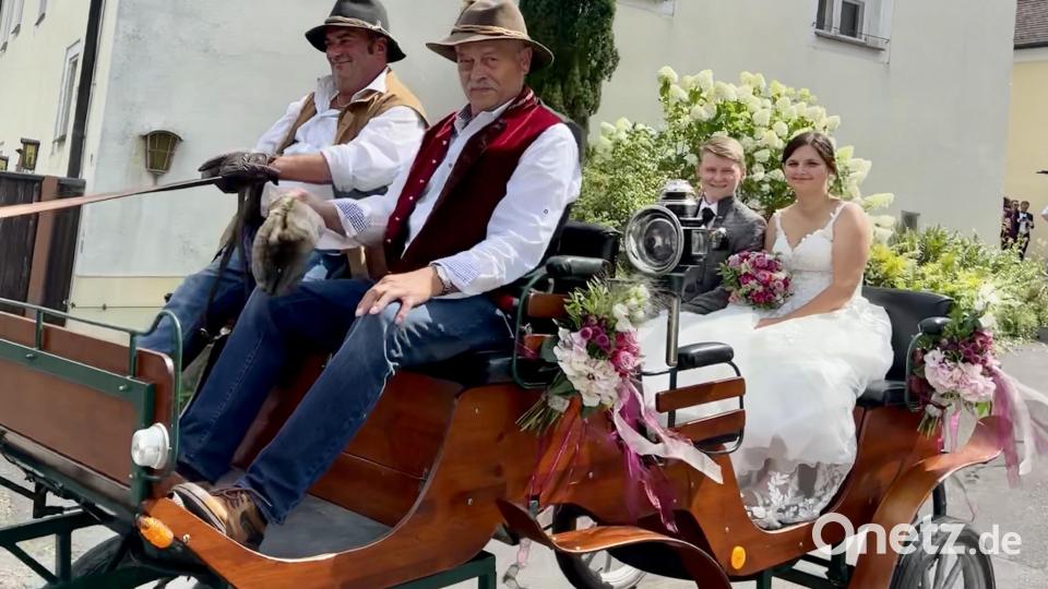 In einer prachtvollen Kutsche fuhren Theresa und Jan Schäfer vor. Bild: nza