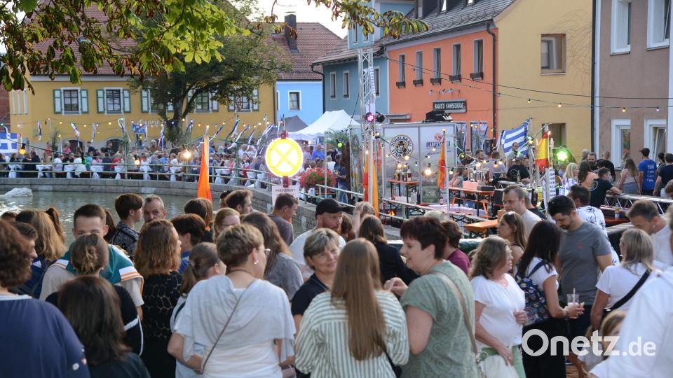 Rund um den Stadtweiher herrscht bei der Multi-Kulti-Nacht wieder dichtes Gedränge. Bild: bey