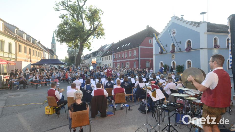 Das Große Vereinsorchester Waidhaus sorgt bei der Serenade in Pleystein für schöne Melodien rund um den Marktplatz. Bild: bey