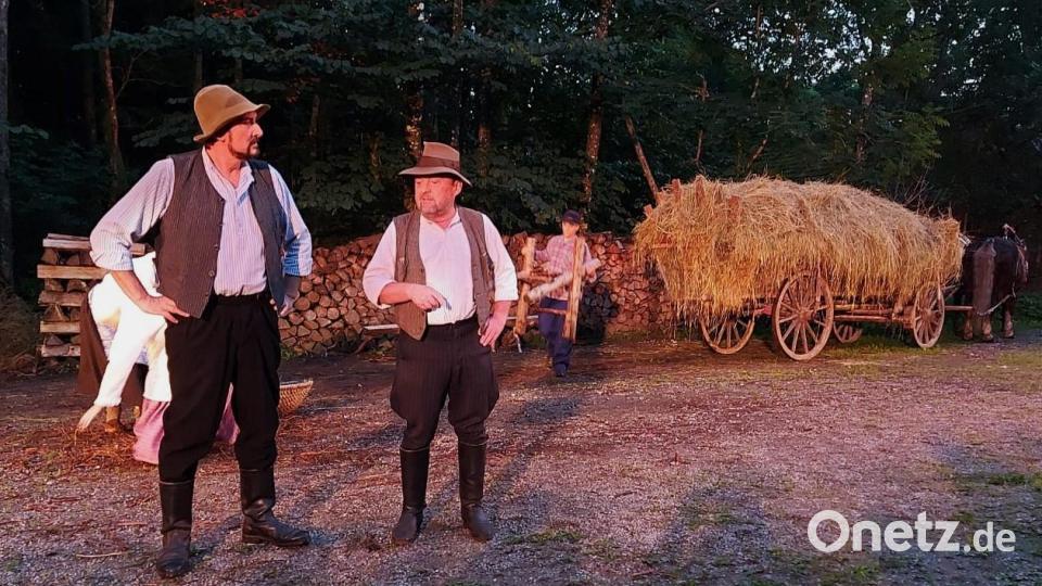 Adam und der Großbauer Wenzl bereiten das Johannesfest vor. Bild: lg