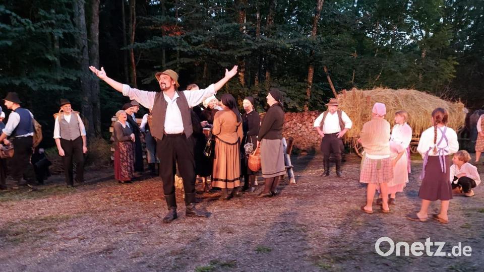Die Heuernte ist eingebracht, jetzt darf gefeiert werden. Bild: lg
