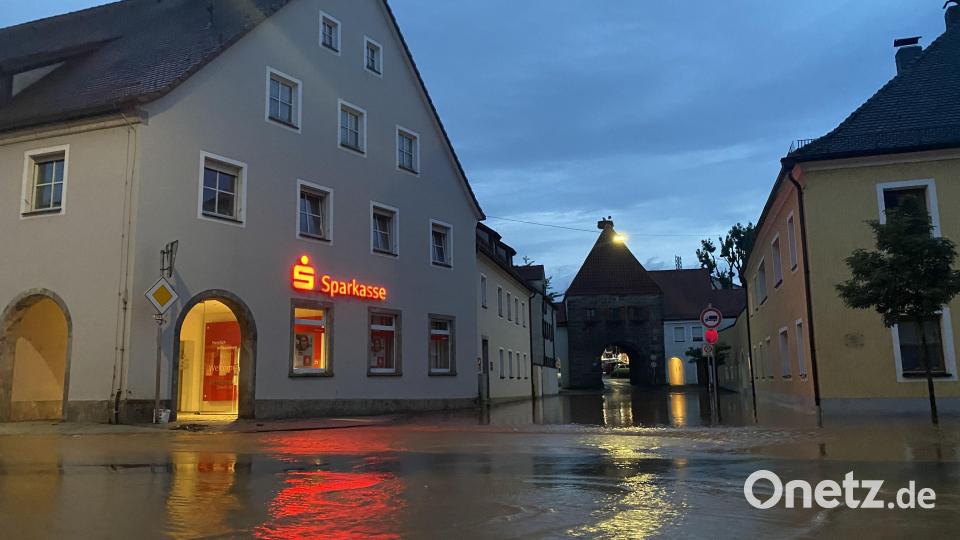 Der Platz vor der Sparkasse war gegen 21.30 Uhr noch komplett geflutet. Im Vordergrund verläuft eigentlich die Bundesstraße 14. Bild: upl