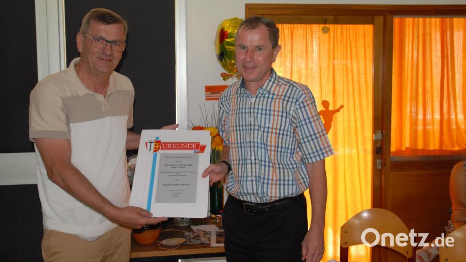 Bürgermeister Peter Braun (links) überreichte an Pfarrer Werner Sulzer die Bürgermedaille in Bronze der Marktgemeinde Schmidmühlen. Bild: pop
